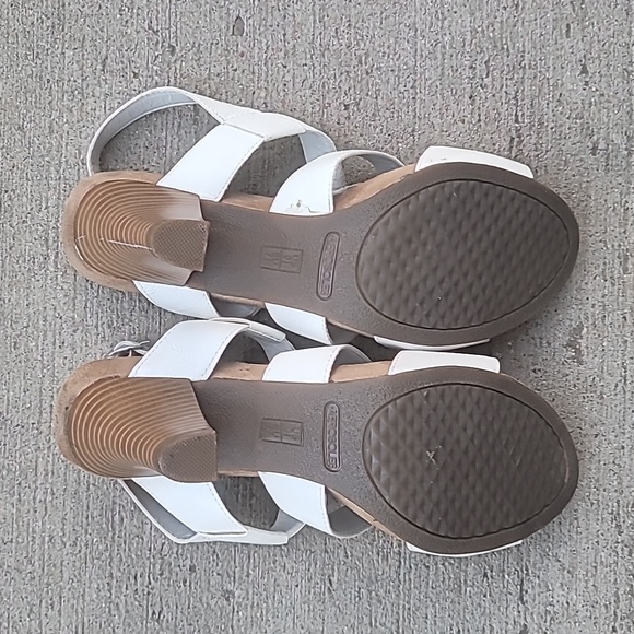 Aerosoles White comfortable soft sole sandels w/heels - Picture 3 of 5